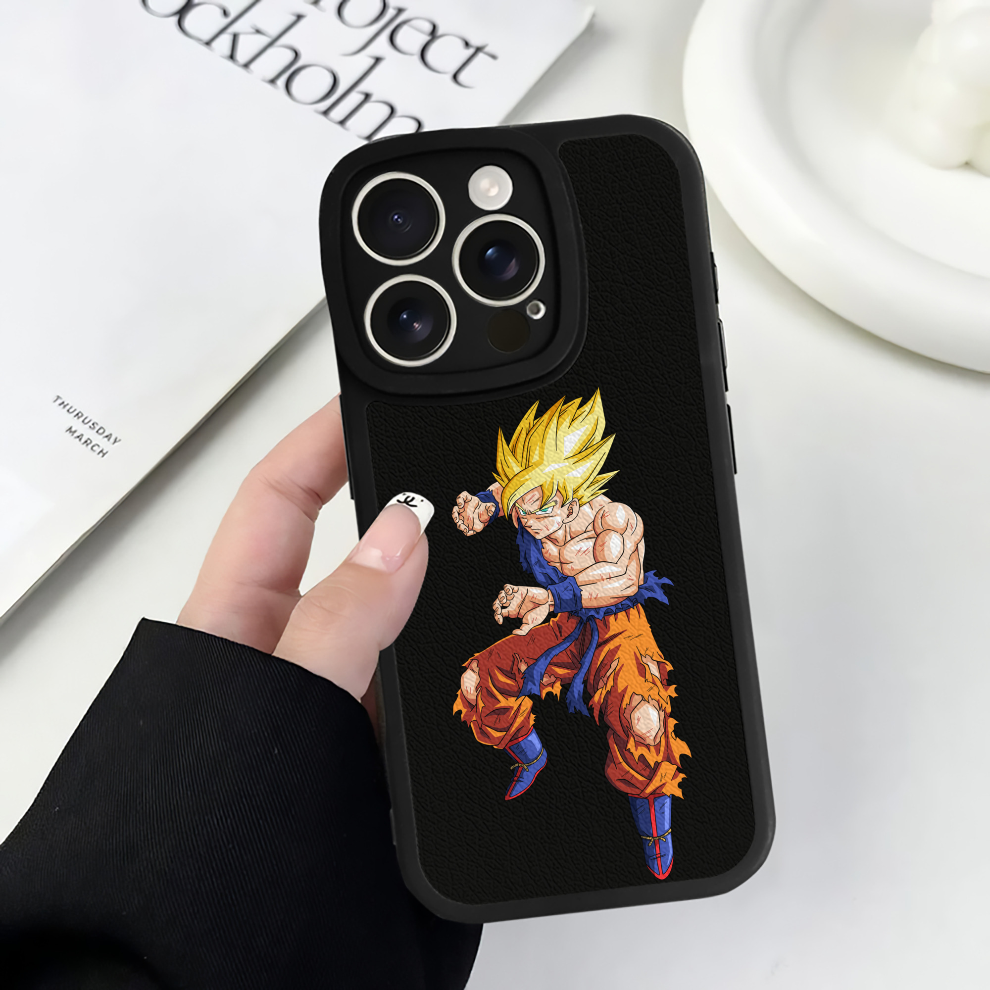 （画像用） ドラゴンボール 孫悟空（そん ごくう）Son Goku カカロット DRAGON BALL Kakarotto 【iPhone 16シリーズ対応】シリコンスマホケース（レザー調） 材質：シリコン